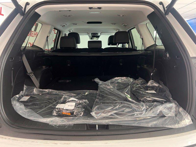 New 2027 White Hyundai SEL 8P image 8