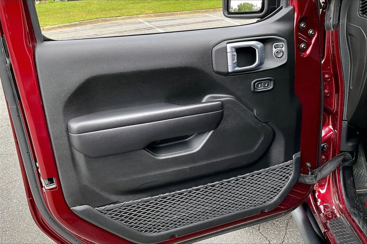 Used 2021  Jeep Rubicon image 25