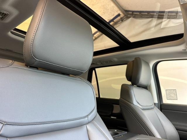 New 2027 Star White Metallic Tri-Coat Ford Active image 45