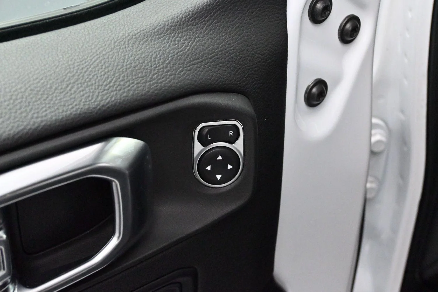 Used 2023 White Jeep Sahara Altitude image 10