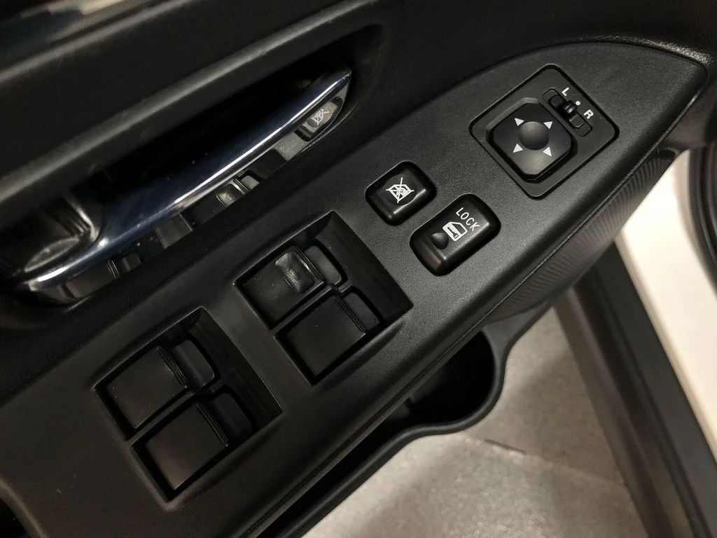 Used 2019 Pearl White Mitsubishi  image 15