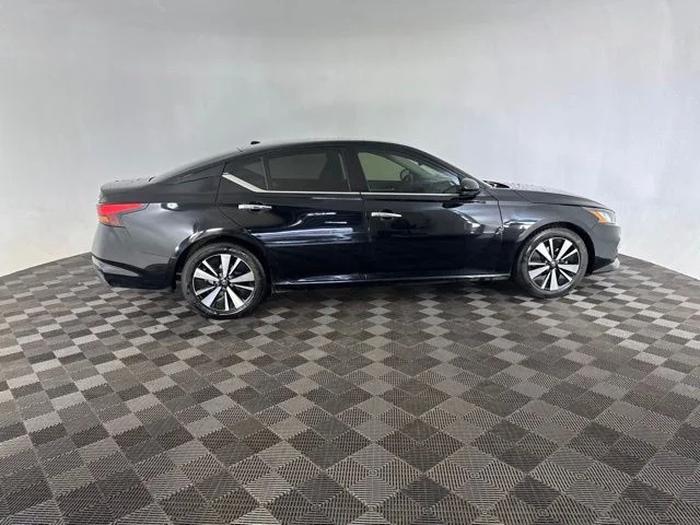 Used 2020 Black Nissan 2.5 SL image 4