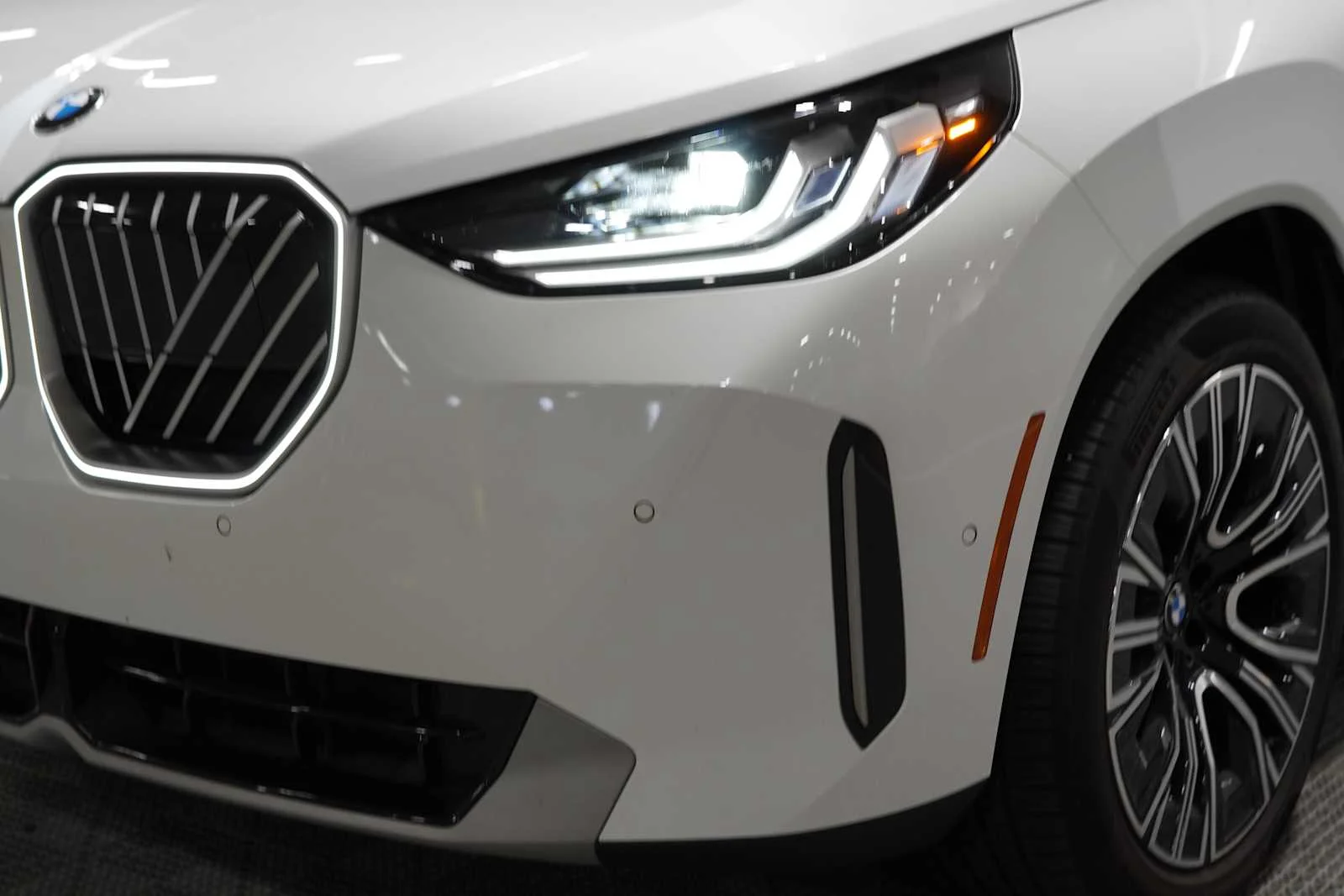 Certified Used 2026 Mineral White Metallic BMW 30 xDrive image 7