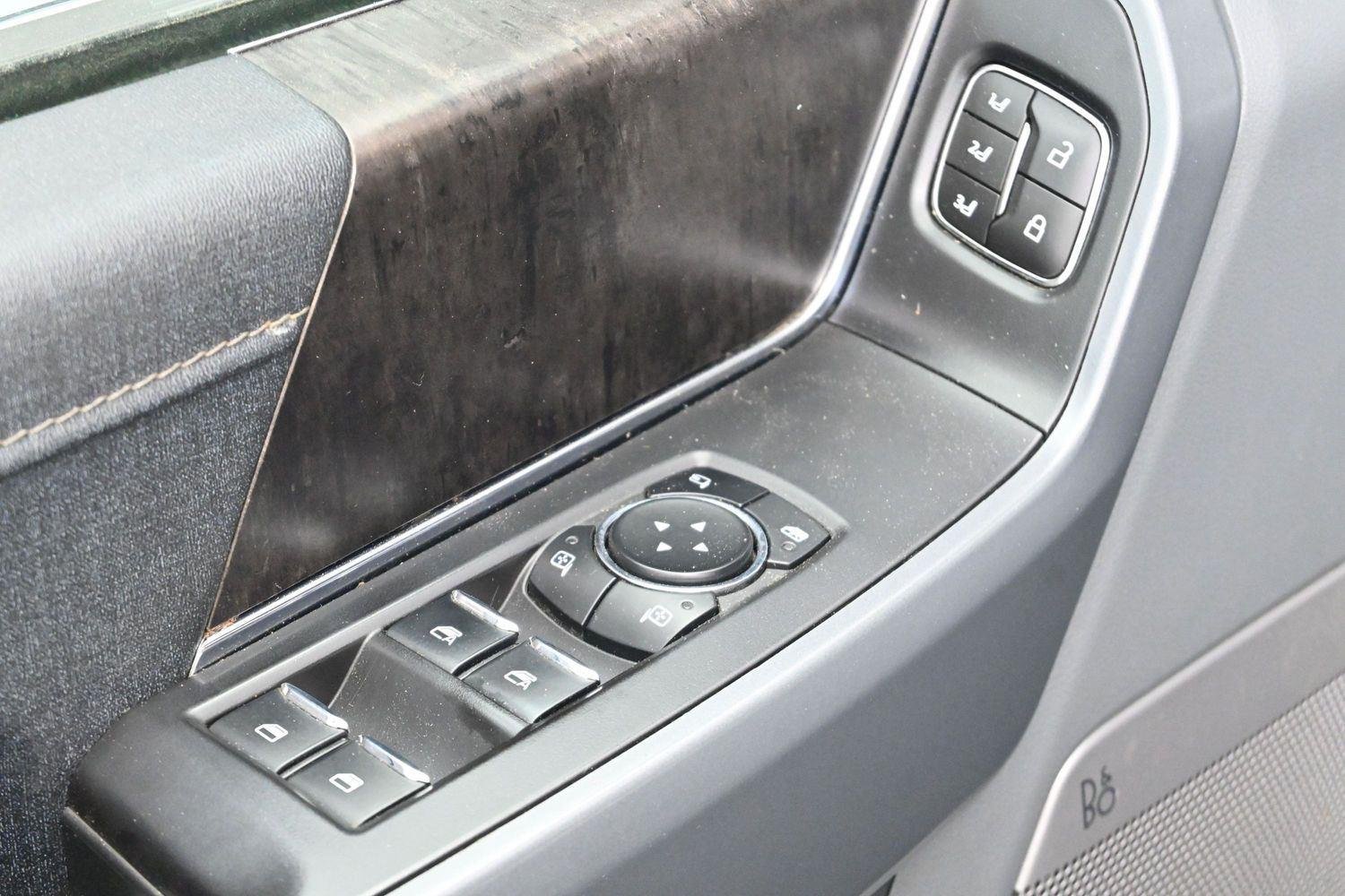 Used 2023  Ford LARIAT image 12