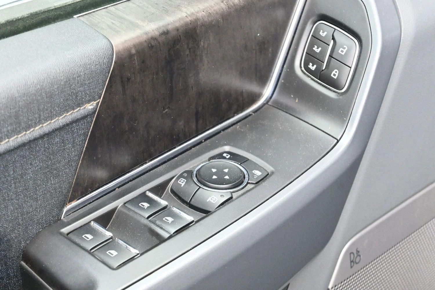 Used 2023  Ford LARIAT image 12