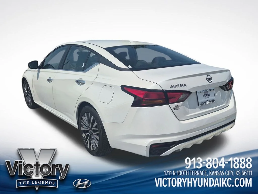 Used 2025 White Nissan 2.5 SV image 3