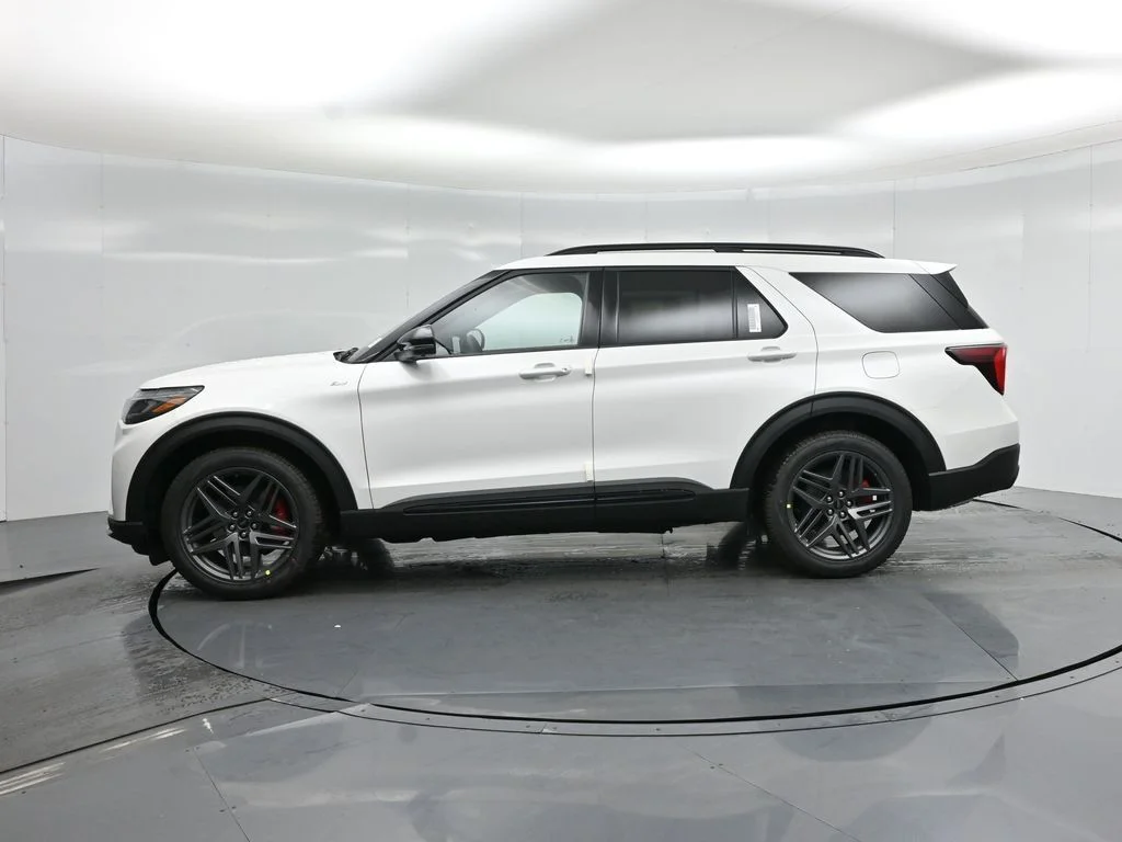 New 2026 Star White Metallic Tri-Coat Ford ST-Line image 29