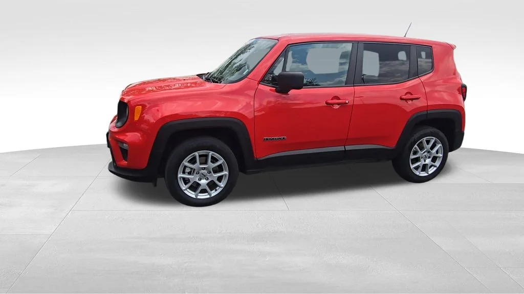 Used 2023 Red Jeep Latitude image 4