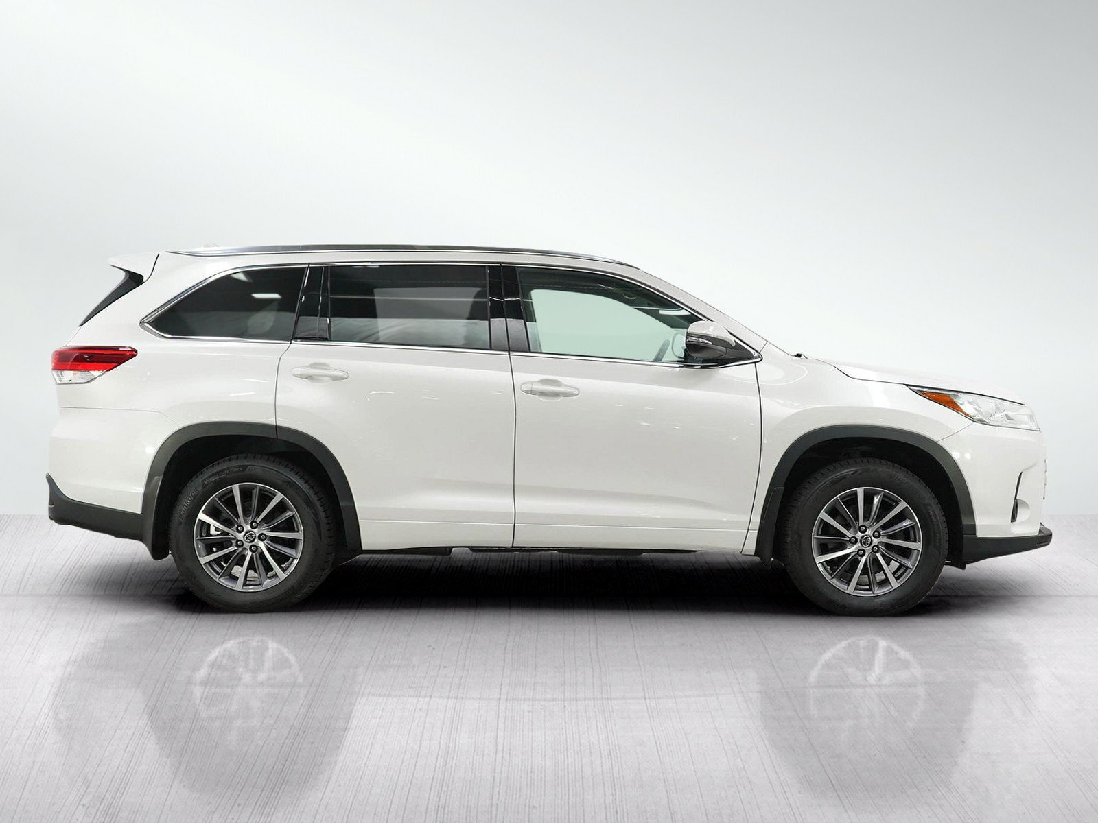 Used 2018 Blizzard Pearl Toyota Xle image 7