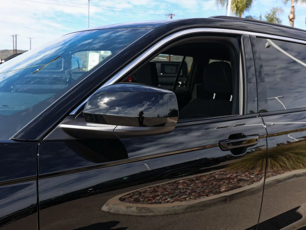 New 2026 Diamond Black Crystal Pearl-Coat Exterior Paint Jeep Laredo image 12