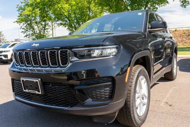 New 2026 Diamond Black Crystal Pearlcoat Jeep Laredo X image 2