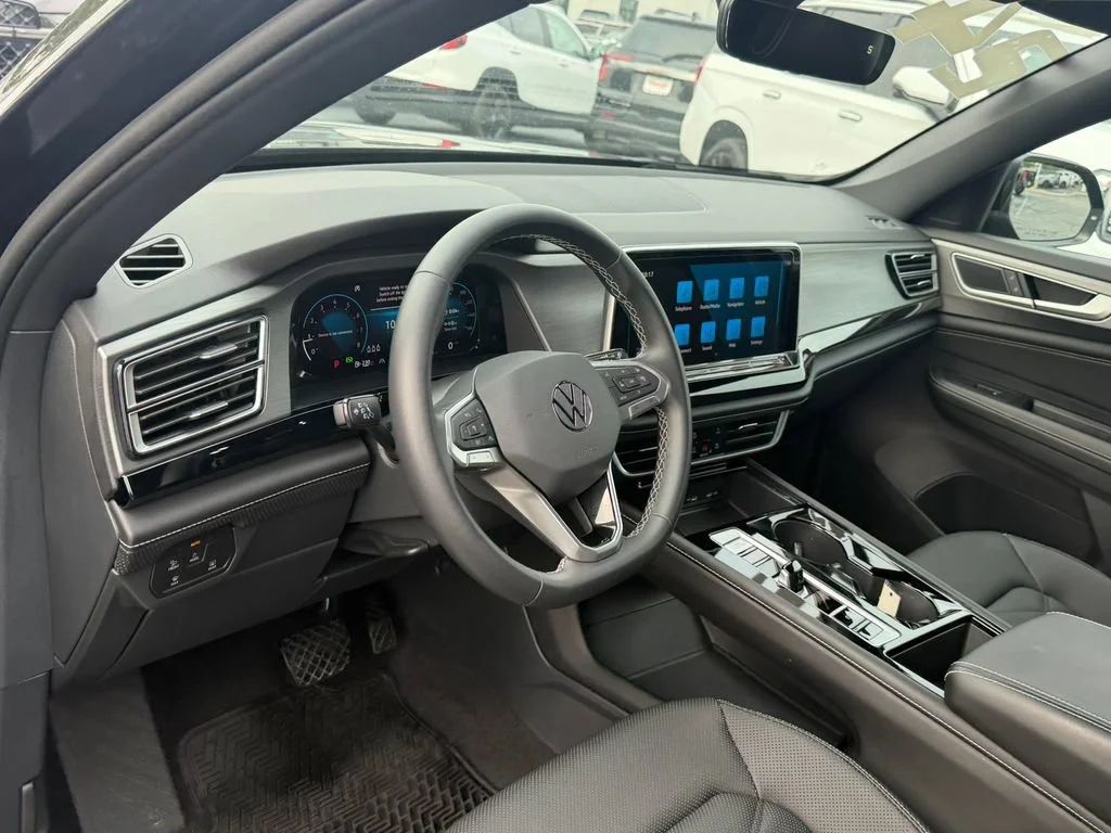 Used 2024 Black Volkswagen 2.0T SE w/Technology image 24