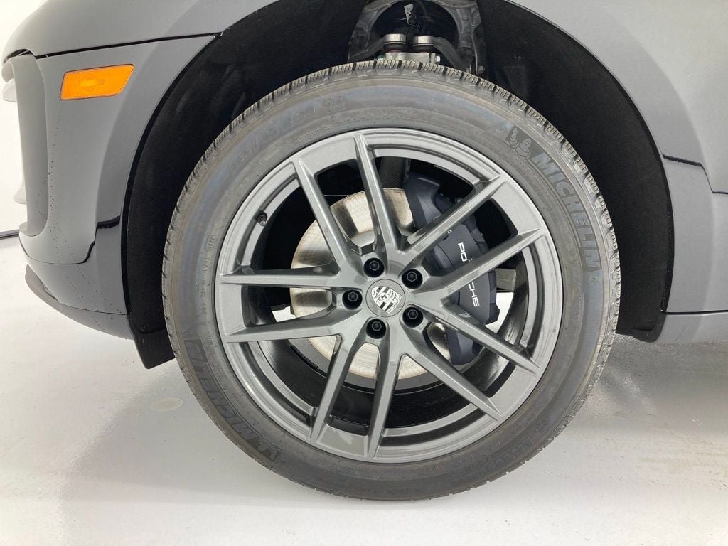 2026 Porsche Macan T - Photo 30