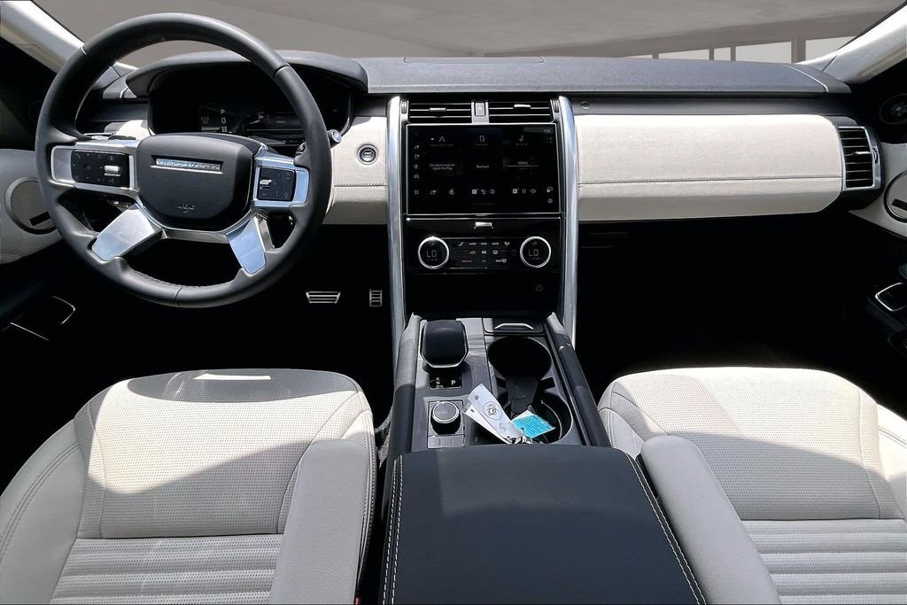 Used 2025 Black Land Rover Dynamic SE image 15
