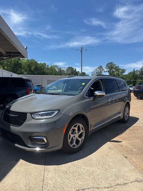 2023 Chrysler Pacifica Limited's photo