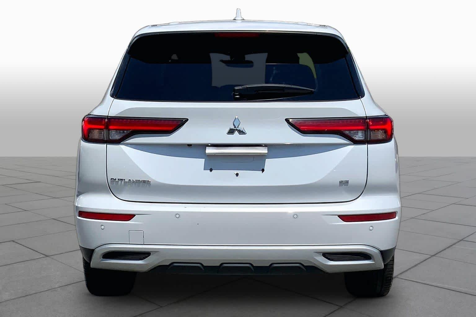Used 2024 White Diamond Mitsubishi SE image 5