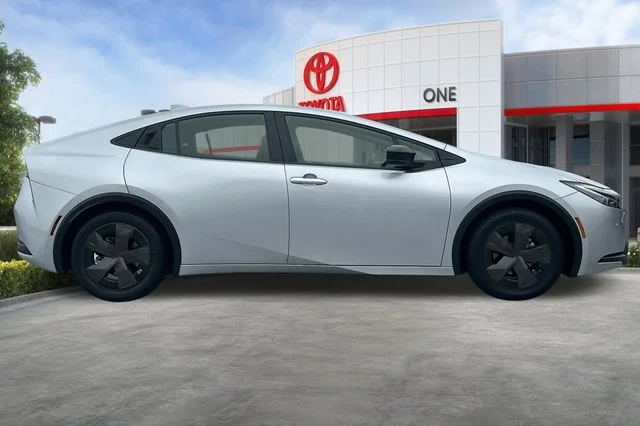 Used 2023  Toyota LE image 3