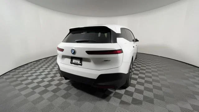 New 2022 Alpine White BMW xDrive50 image 12