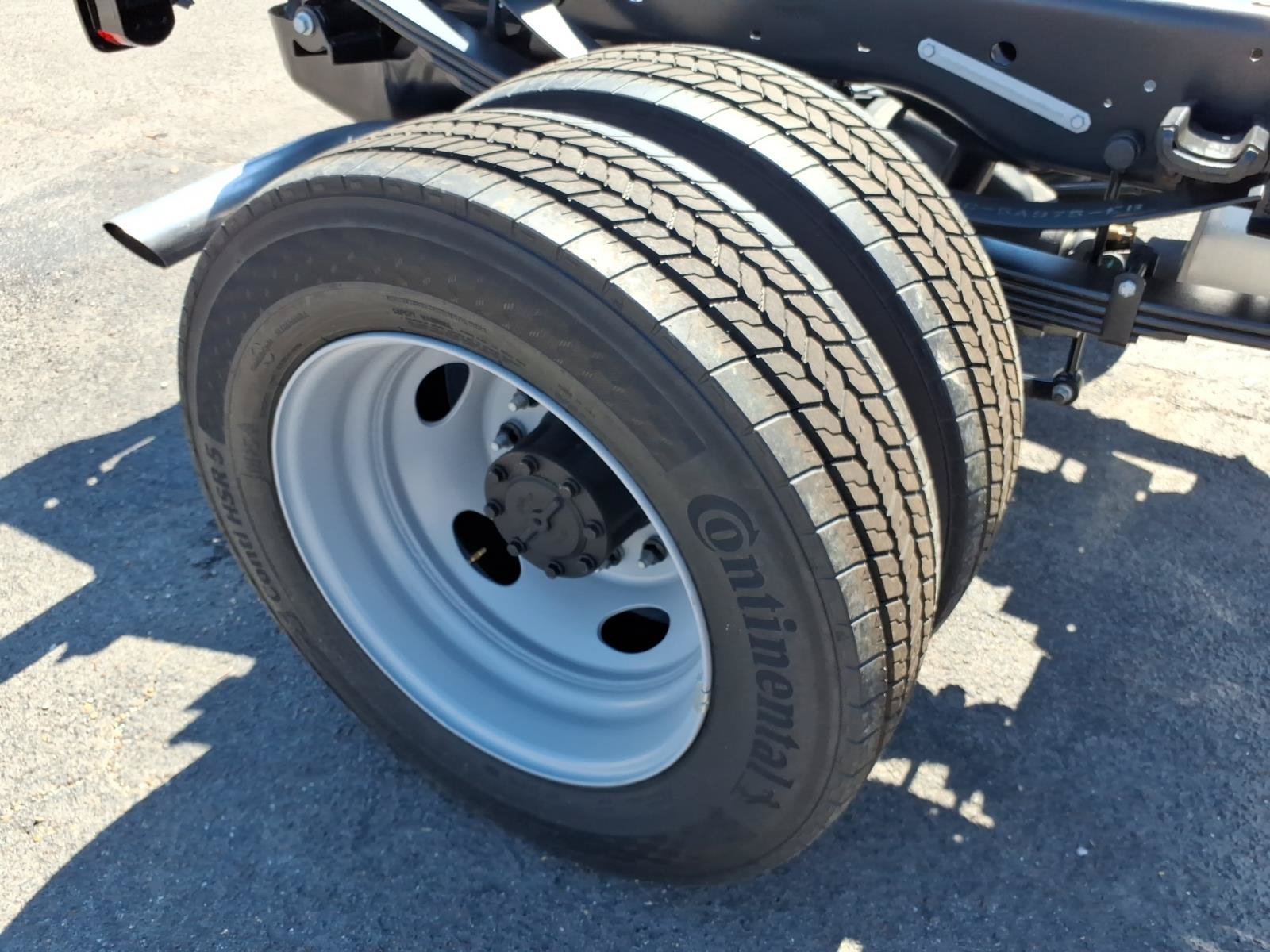 New 2027 Oxford White Ford F-550® XL image 9