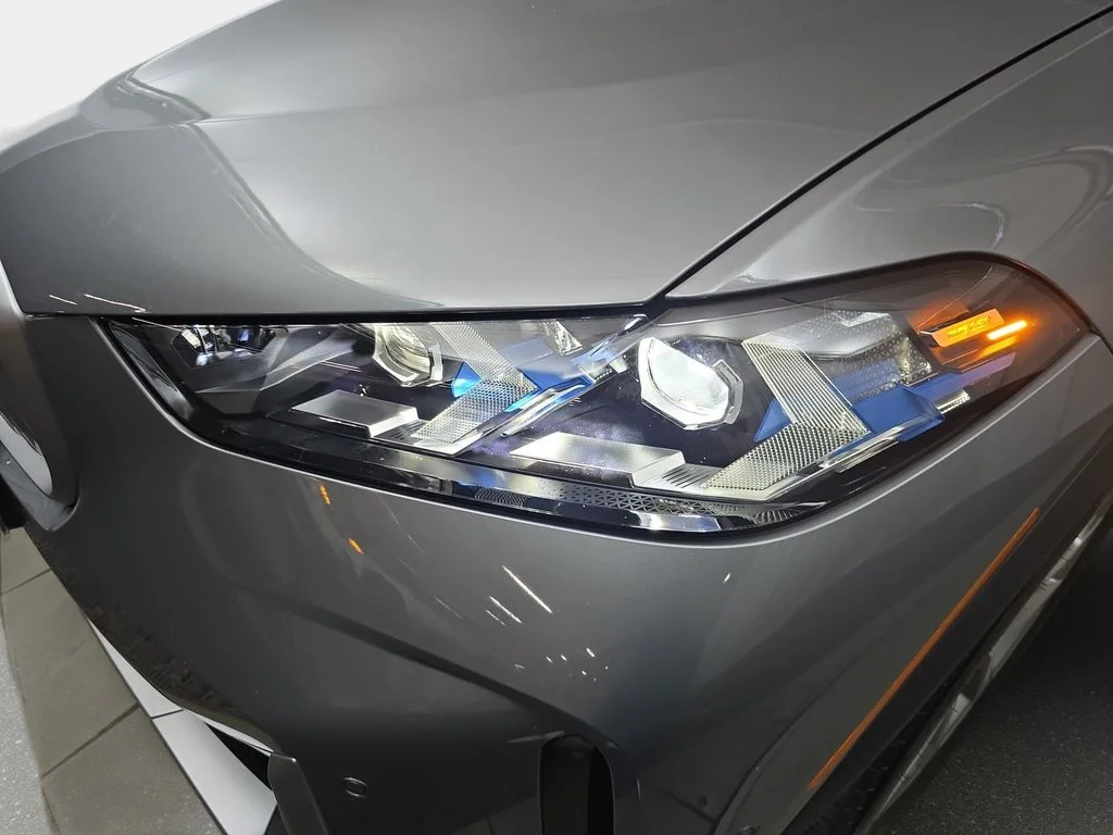 Used 2026 Skyscraper Grey Metallic BMW xDrive40i image 32