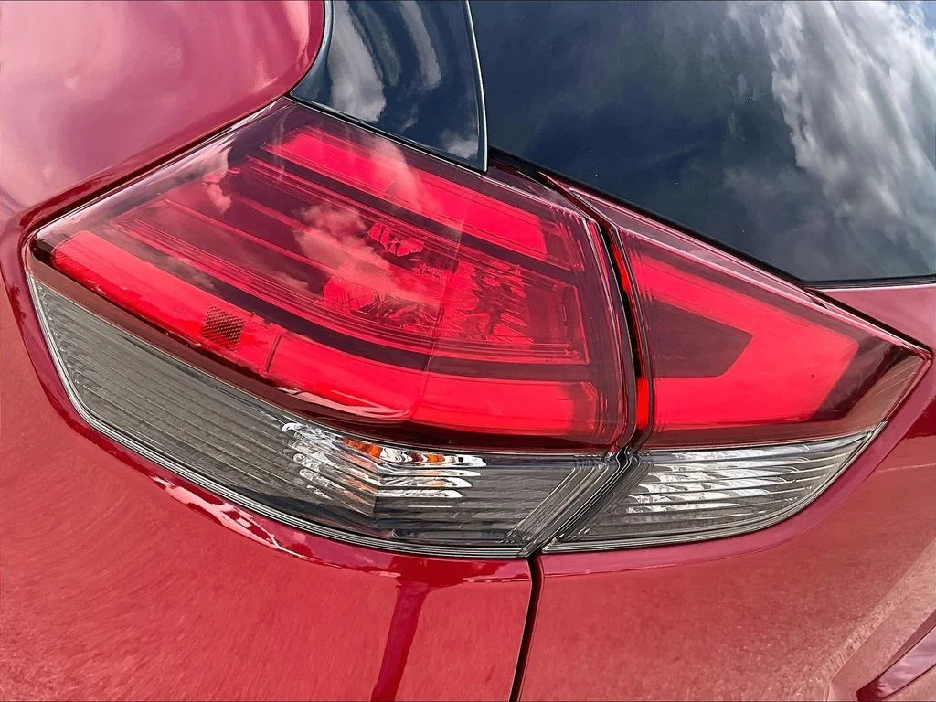 Used 2017 Red Nissan SL image 27