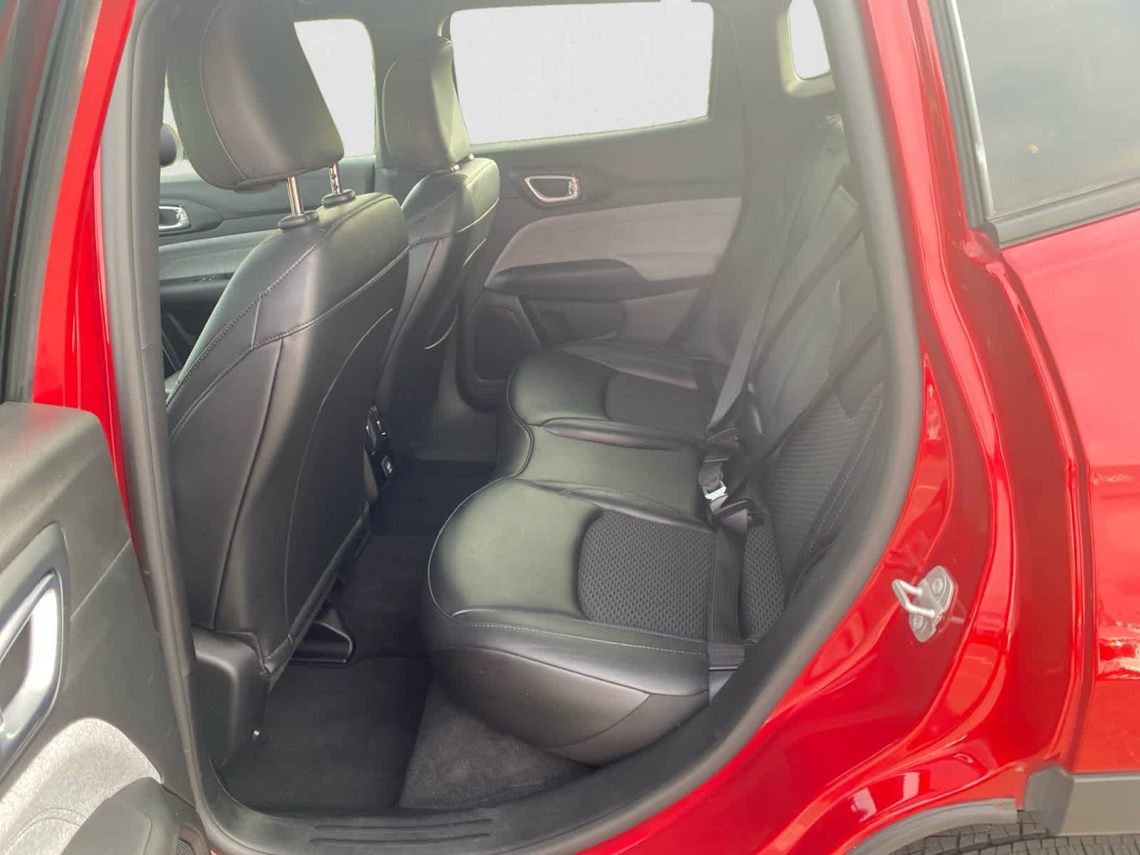 Used 2025 Red Hot Pearlcoat Jeep Latitude image 20