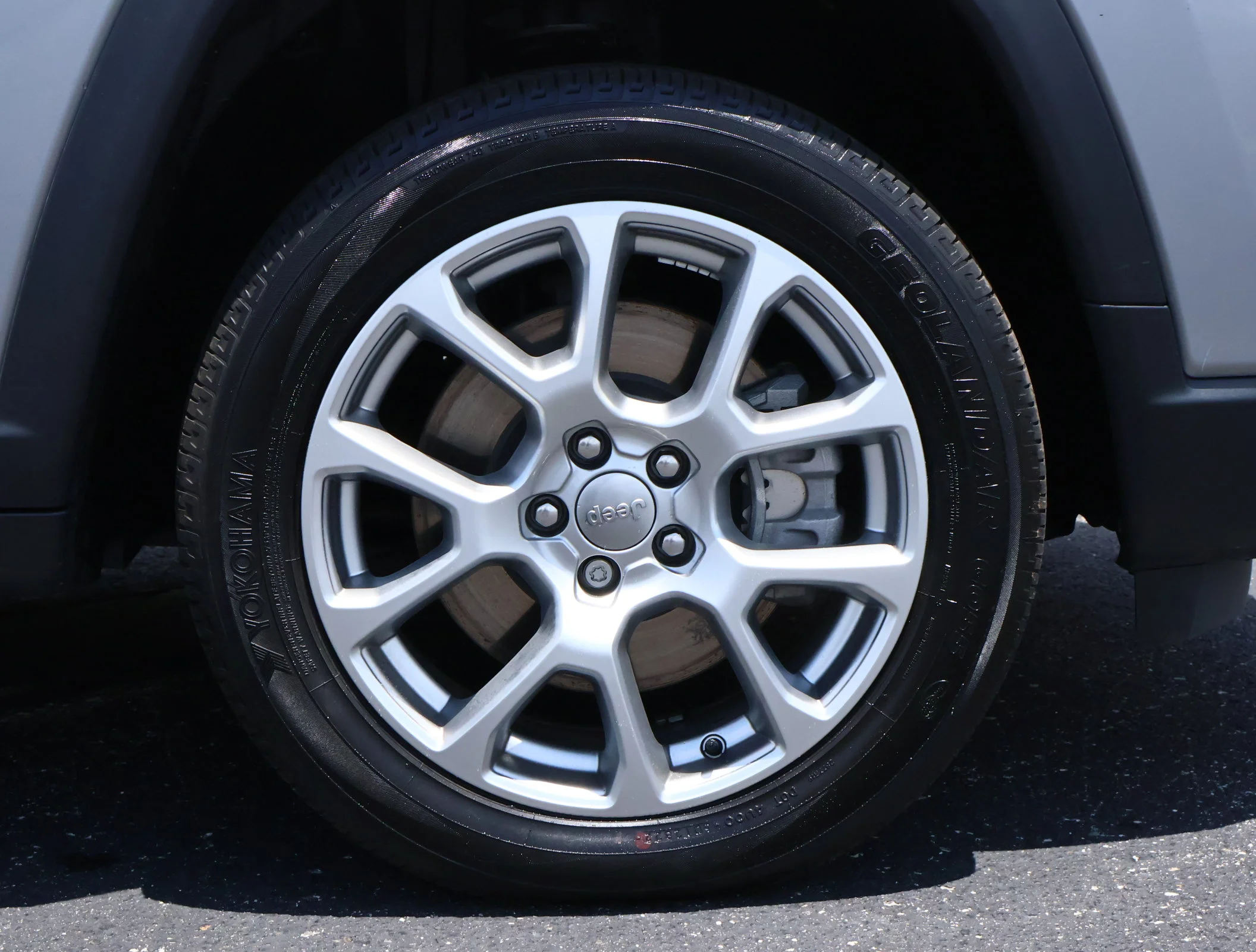 Used 2023 Billet Silver M Jeep Latitude Lux image 25