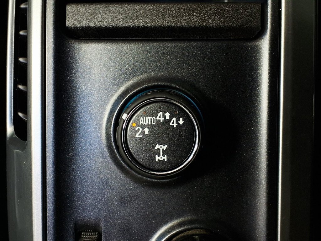 Used 2018 BLACK Chevrolet LT image 17