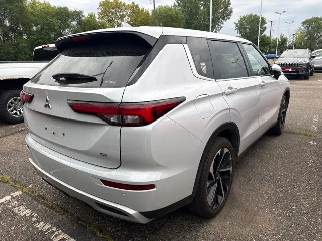 Used 2024 White Diamond Mitsubishi SE image 2