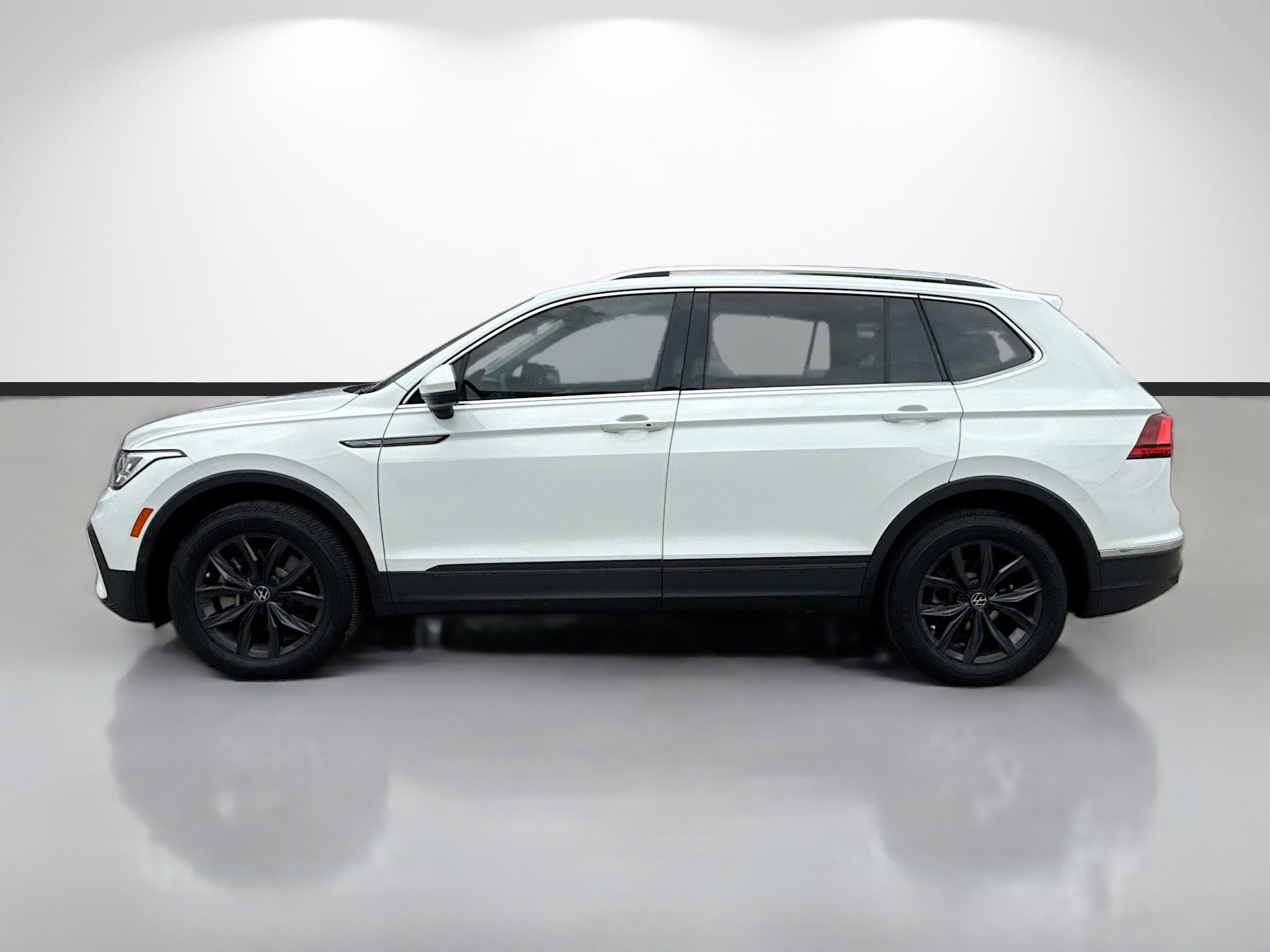 Used 2024 White Volkswagen SE image 6
