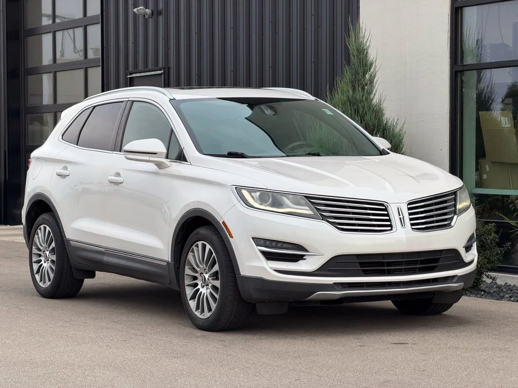 Used 2018 White Lincoln Reserve image 4