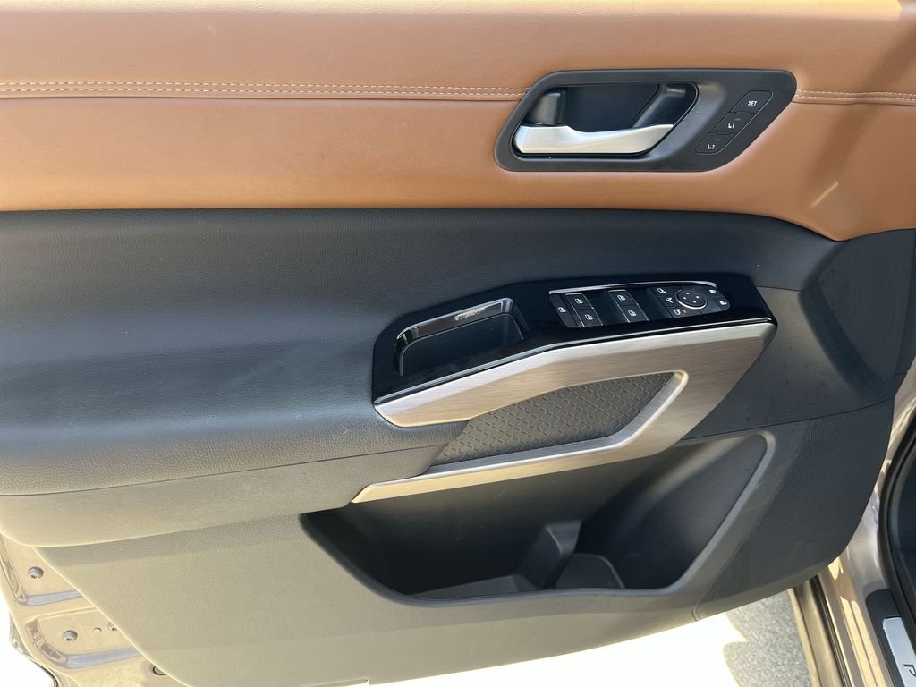 Used 2025 Beige Nissan Platinum image 13