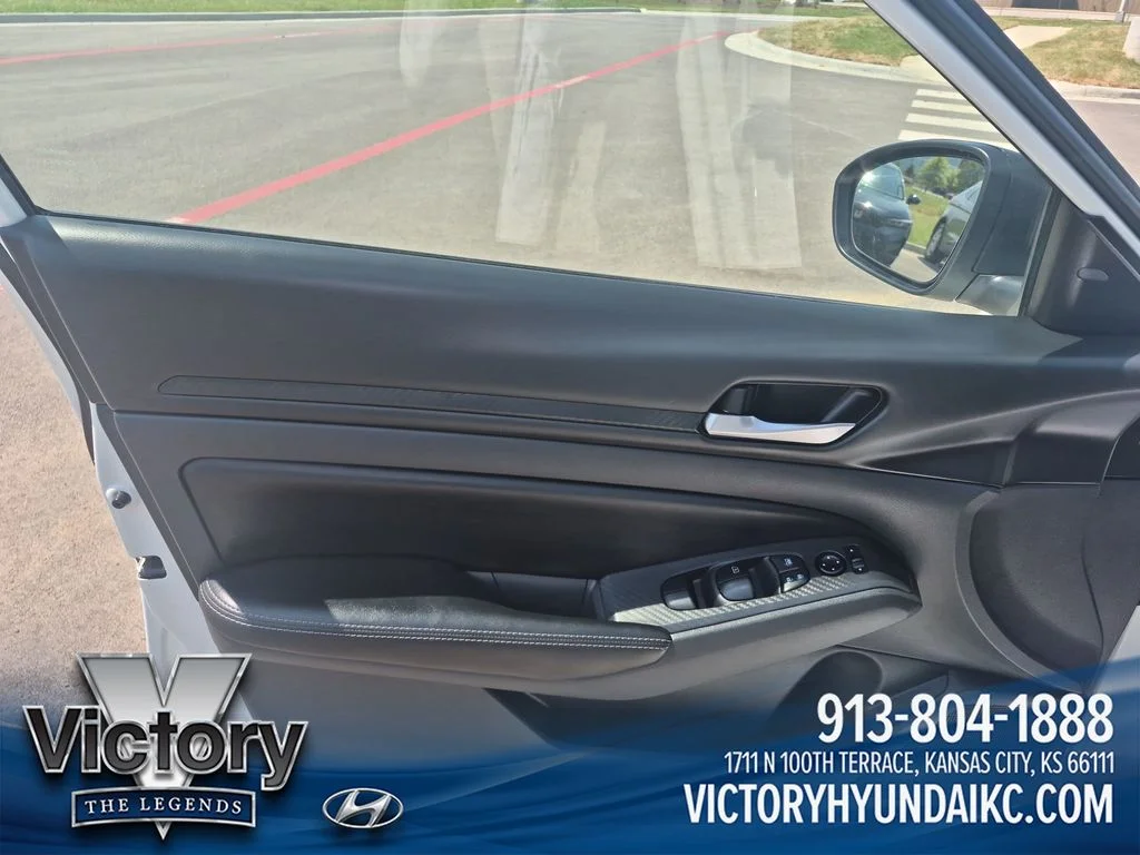 Used 2025 White Nissan 2.5 SV image 10