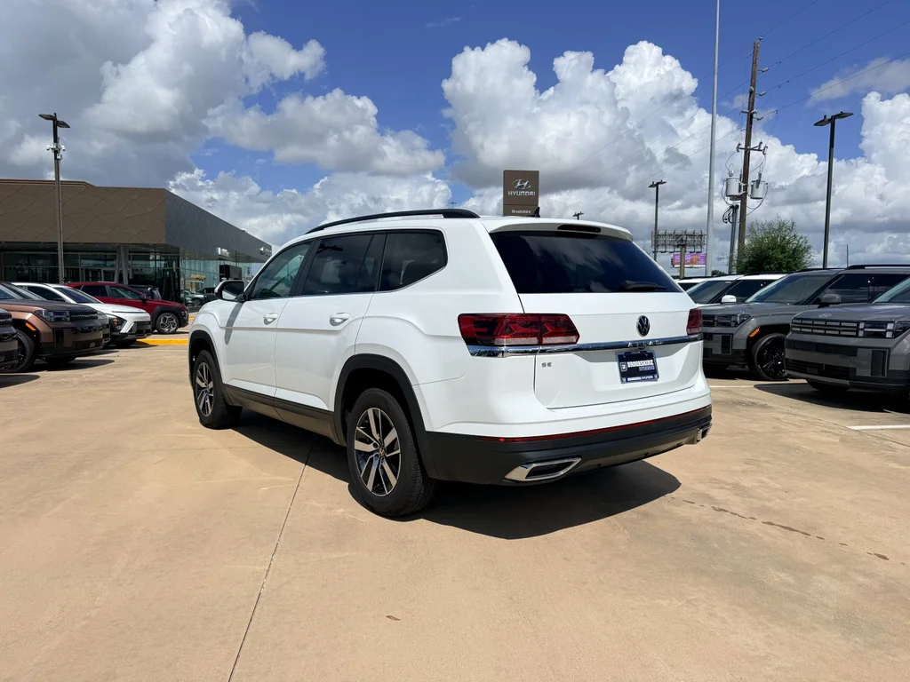 Used 2022  Volkswagen 2.0T SE image 8