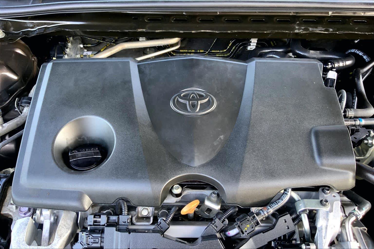 Used 2019 Brownstone Toyota LE image 32