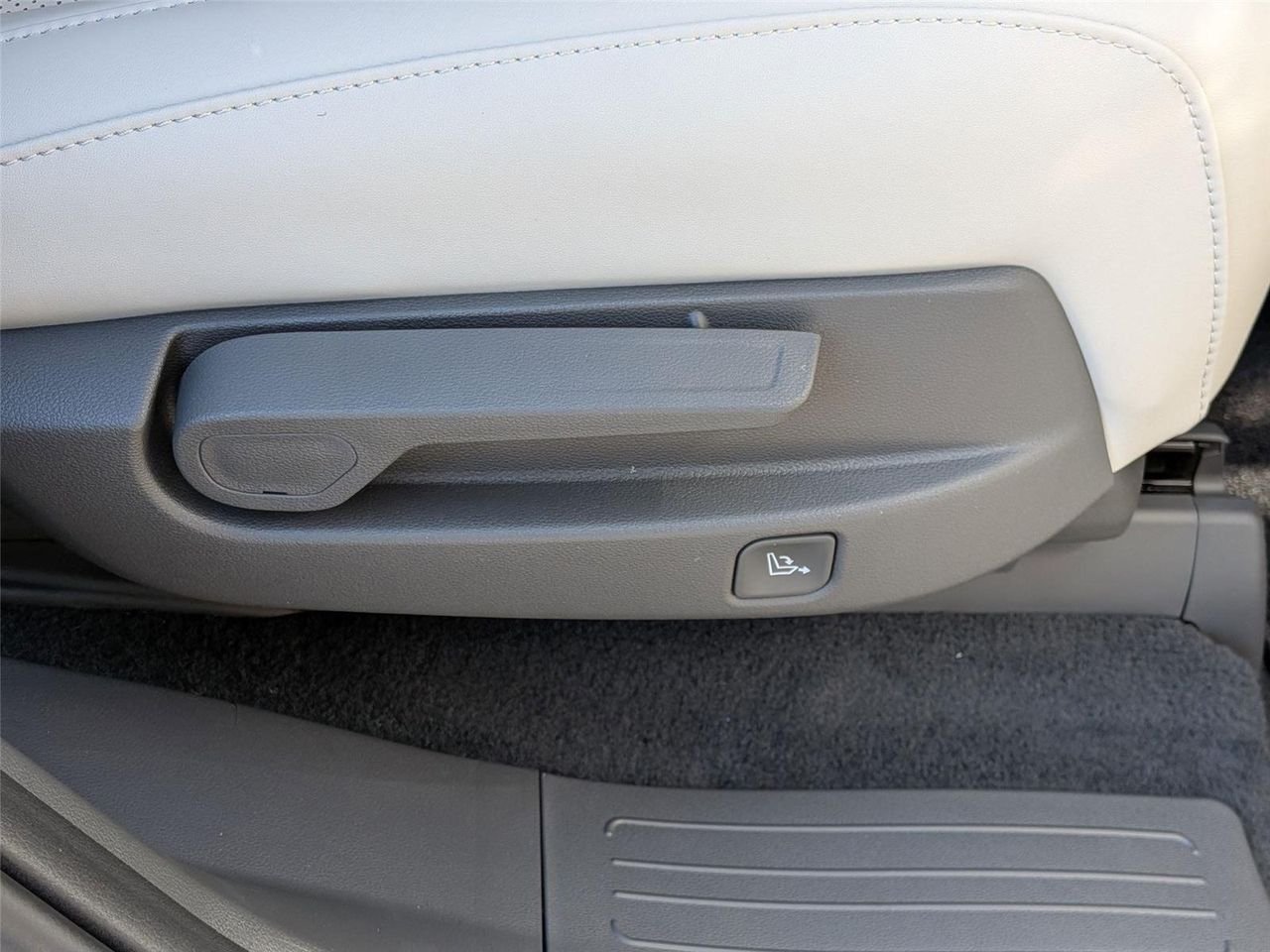 New 2026 Shimmering Silver Hyundai SEL image 36