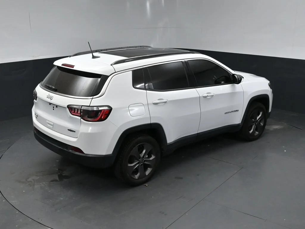 Certified Used 2022 White Jeep Latitude Lux image 17