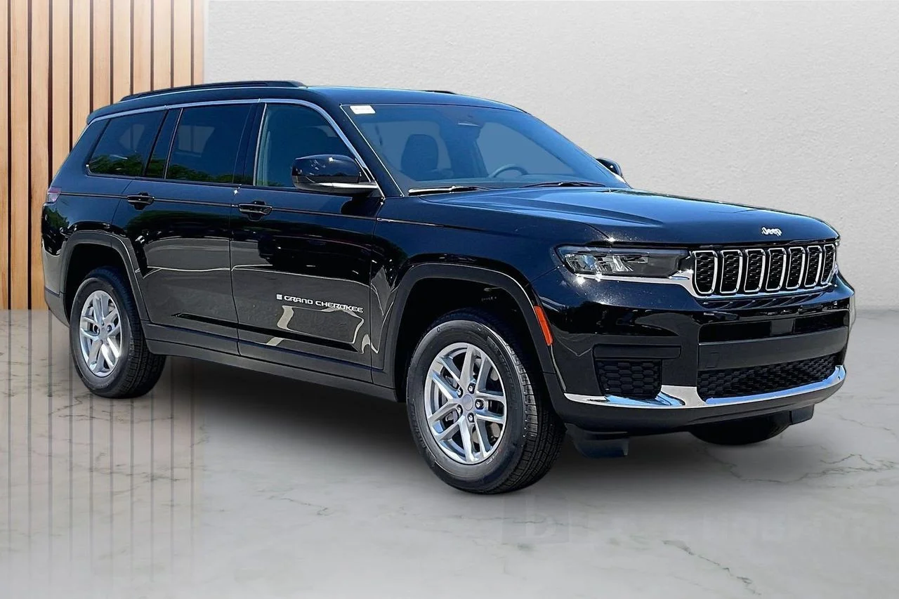 New 2026 Diamond Black Crystal Pearl-Coat Exterior Paint Jeep Laredo image 2