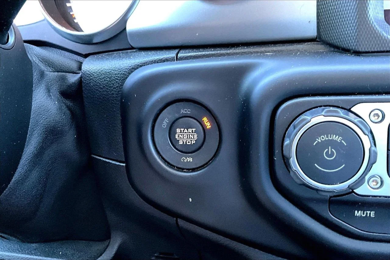 Used 2021 White Jeep Sport S image 27