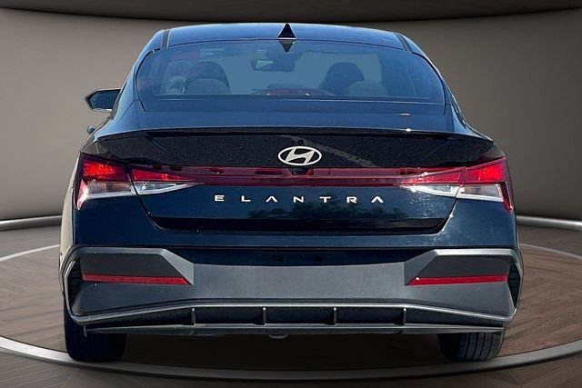 Used 2025 Black Hyundai SEL Sport image 4