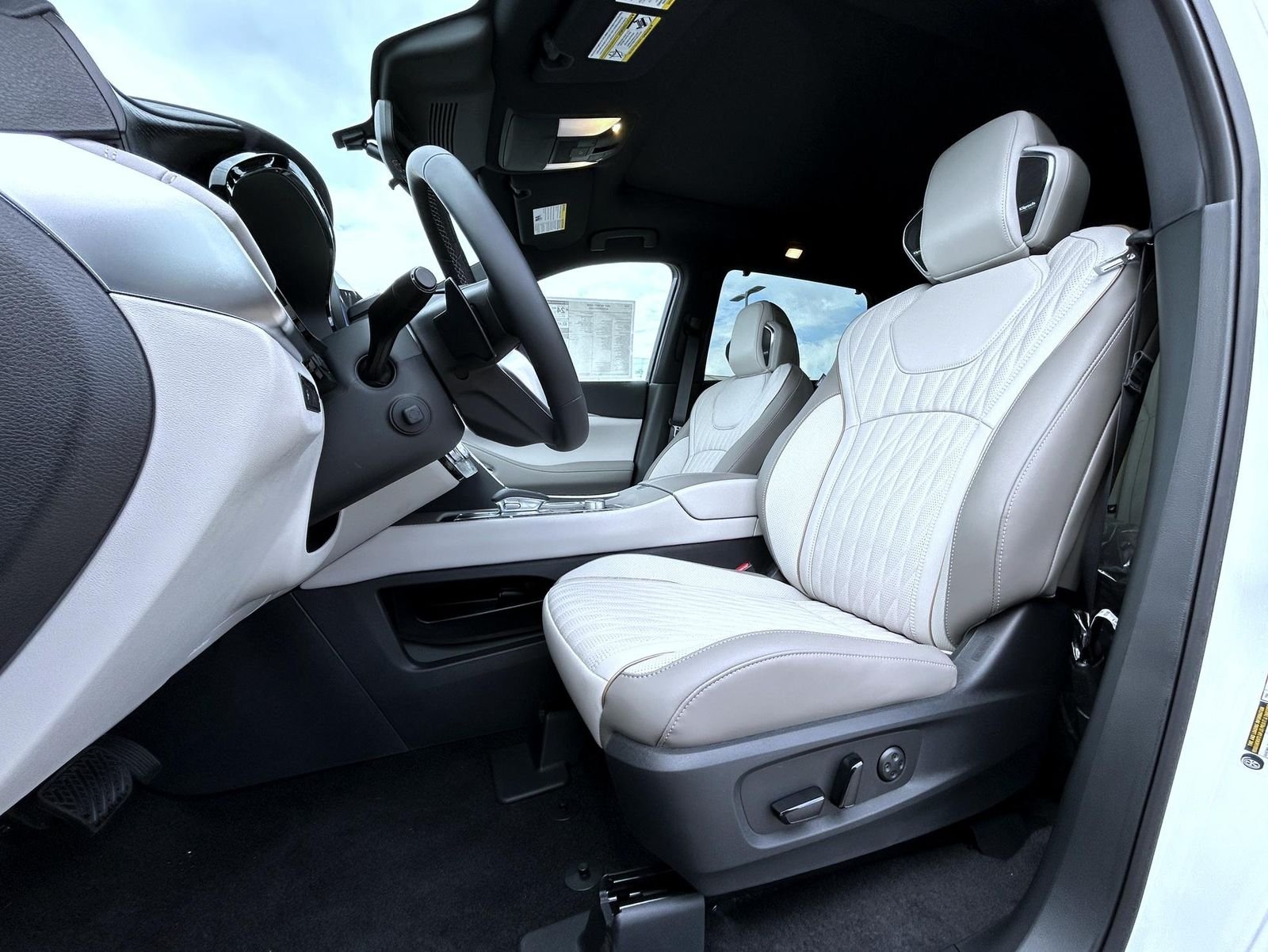 New 2027 2T RAD WHT INFINITI Autograph AWD image 10