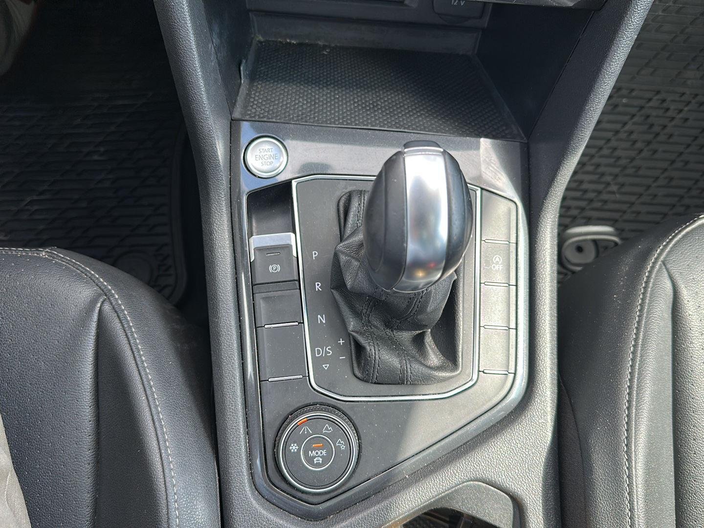 Used 2019 Platinum Gray Metallic Volkswagen SE image 10