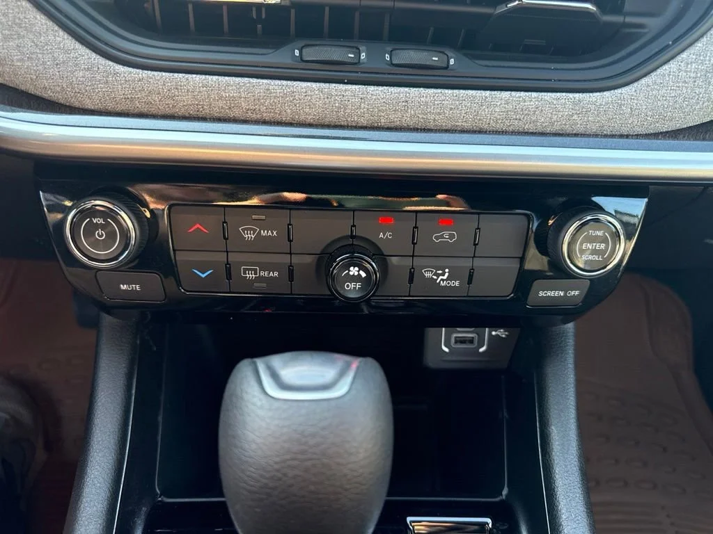 Used 2024  Jeep Sport image 17