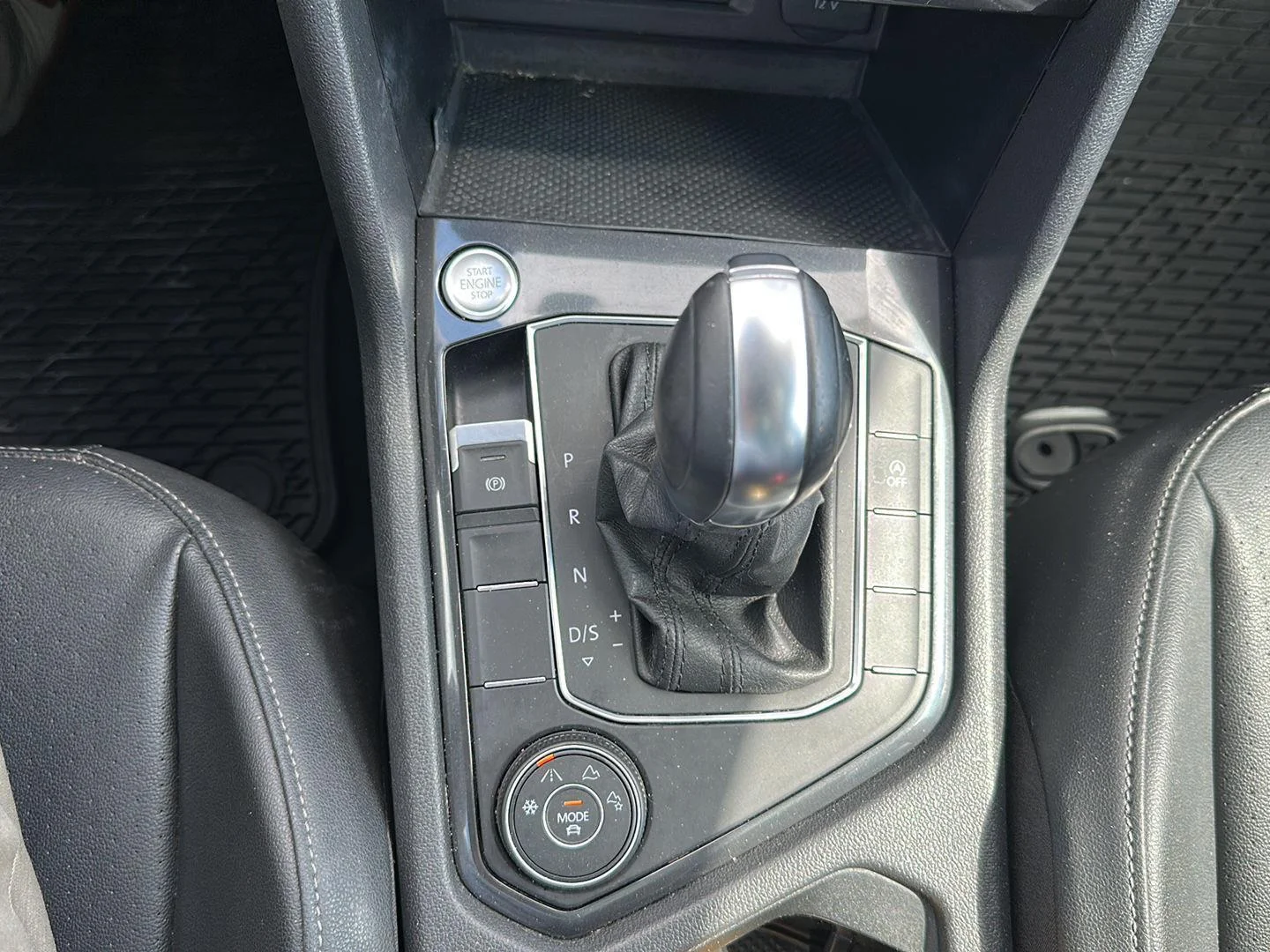 Used 2019 Platinum Gray Metallic Volkswagen SE image 10