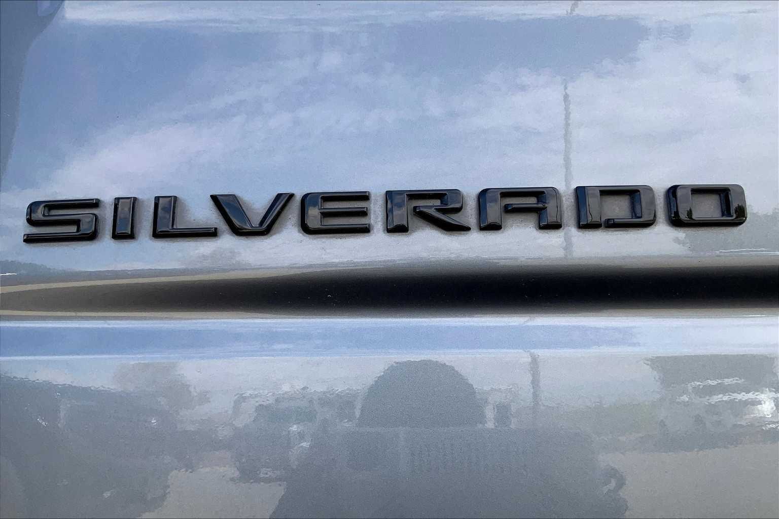 Used 2022 Satin Steel Metallic Chevrolet Custom image 31