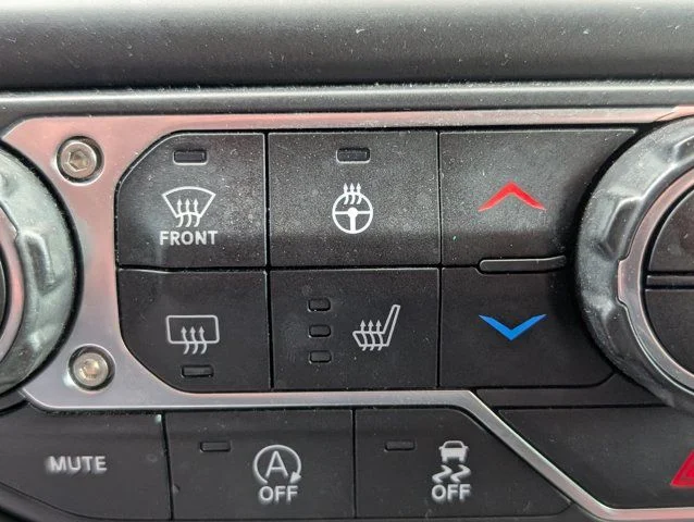 Used 2021 Snazzberry Pearlcoat Jeep Overland image 17