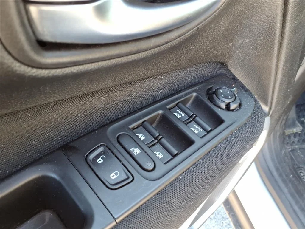 Used 2021 Silver Jeep Latitude image 16