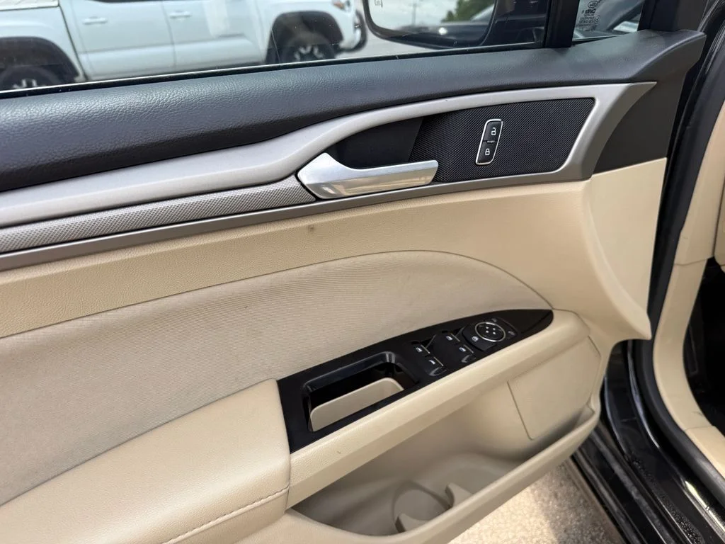 Used 2013 Black Ford SE image 17