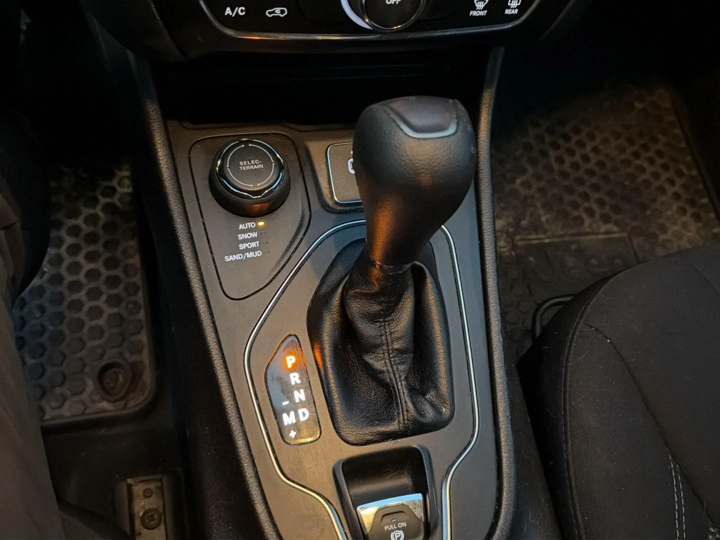Used 2019 Billet Silver Metallic Clearcoat Jeep Latitude image 22