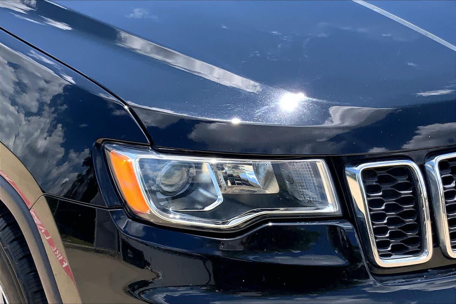 Used 2018 Diamond Black Crystal Pearlcoat Jeep Laredo image 26